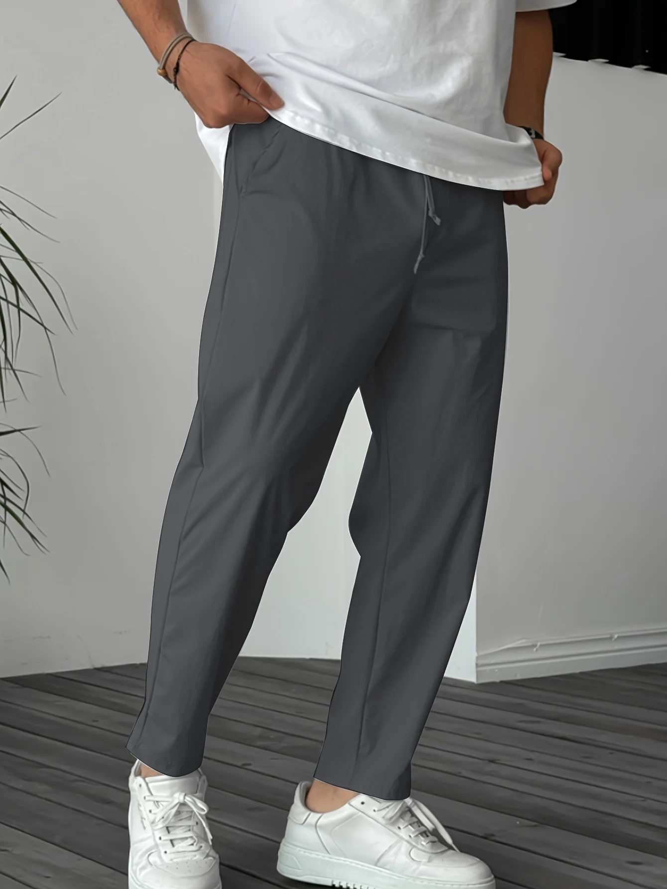 https://cdn.shopify.com/s/files/1/0898/5604/9538/files/Essential-Tapered-Drawstring-Trousers-3.png?v=1748332365